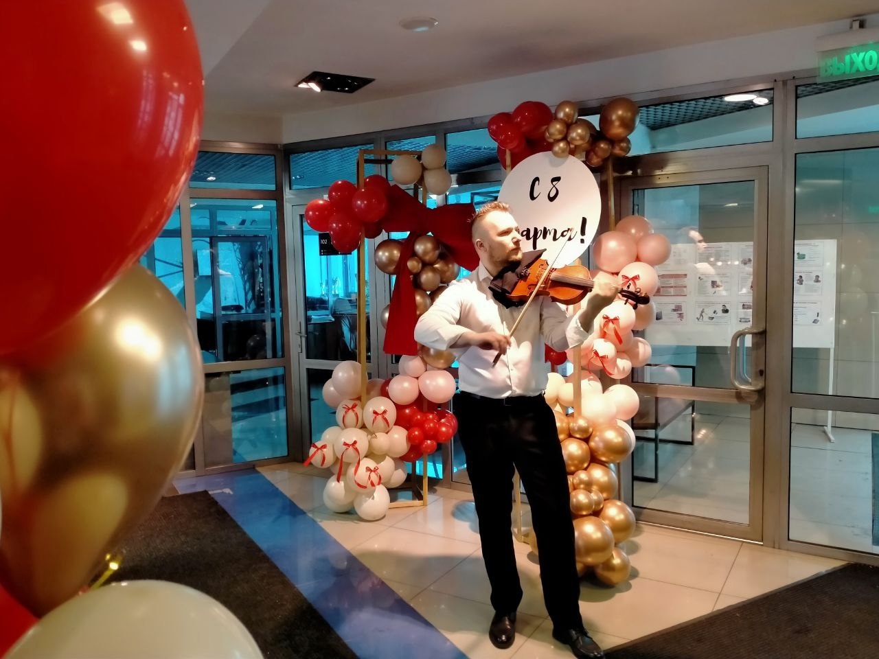 Константин Ивушкин поблагодарил сотрудниц за труд